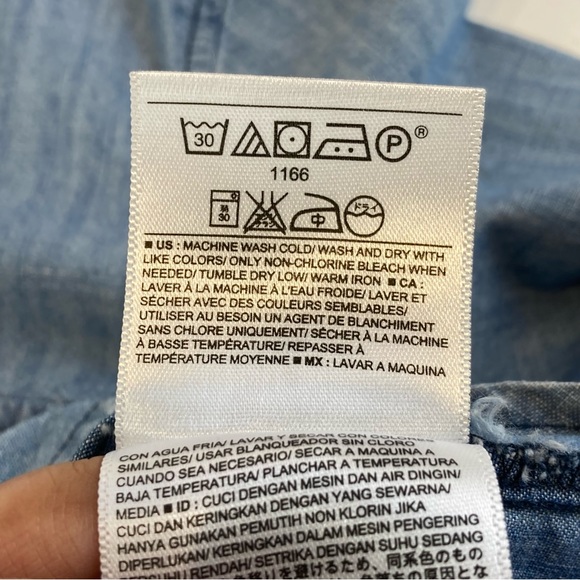 Old Navy Classic chambray medium wash women’s button down shirt Size S - Picture 10 of 15